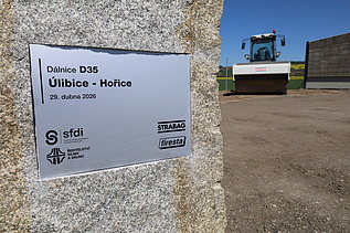 Základní kámen stavby symbolicky umístěný na staveništi