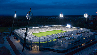 Noční pohled z výšky na stadion