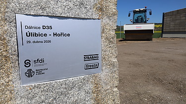 Základní kámen stavby symbolicky umístěný na staveništi