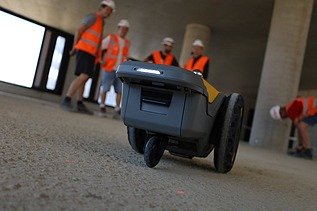 Testování robota na stavbě