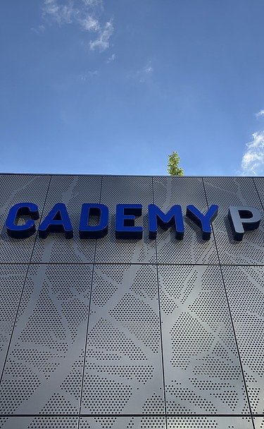 Pohled na fasádu budovy 