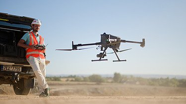 Dron Matrice s pilotem