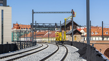 Nově položené koleje a trakční vedení na historickém Negrelliho viaduktu