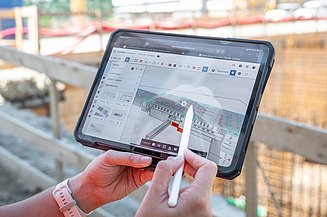 Digitální staveniště - pohled na tablet 