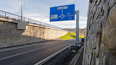 Pohled na mimoúrovňovou křižovatku