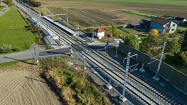 Pohled z výšky na modernizovanou trať